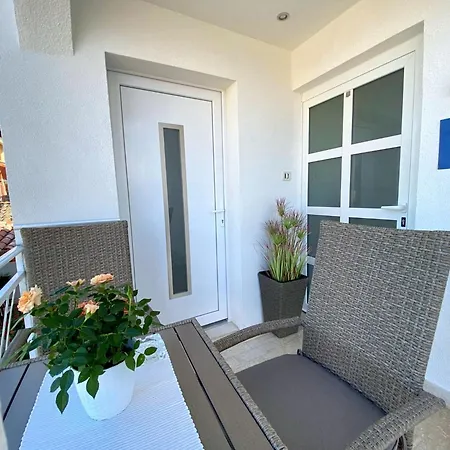 Apartment Cosy In Novigrad With Balcony And Garden View 40 M² Novigrad Istria