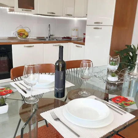 Lejlighed Welcoming In Novigrad, 40 M² With Peaceful Garden *